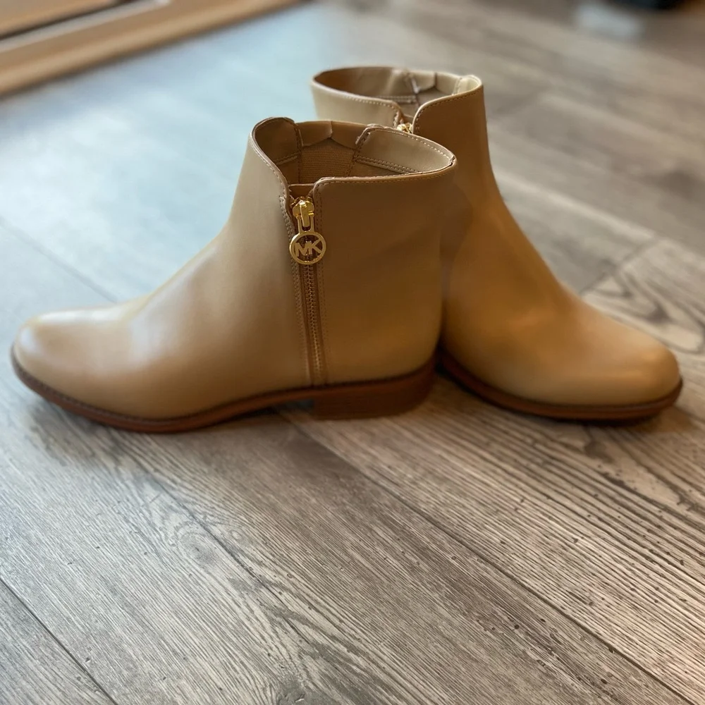 Michael Kors Women’s Lainey Leather Ankle Boot Tan Camel Leather Size 9 NWT